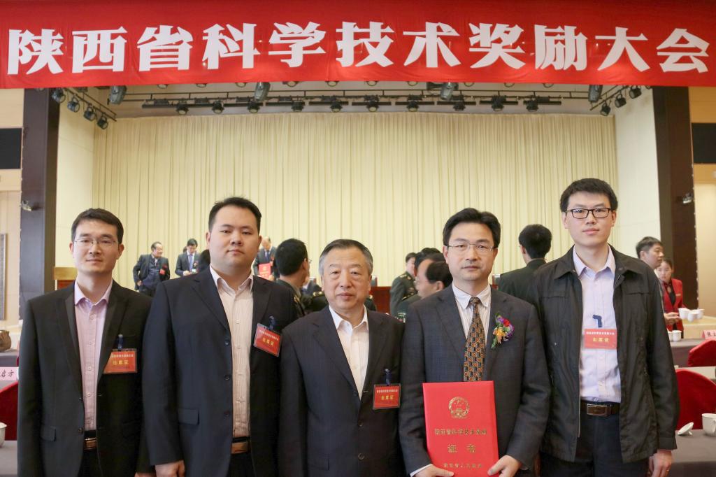 马校长与获奖代表参加典礼