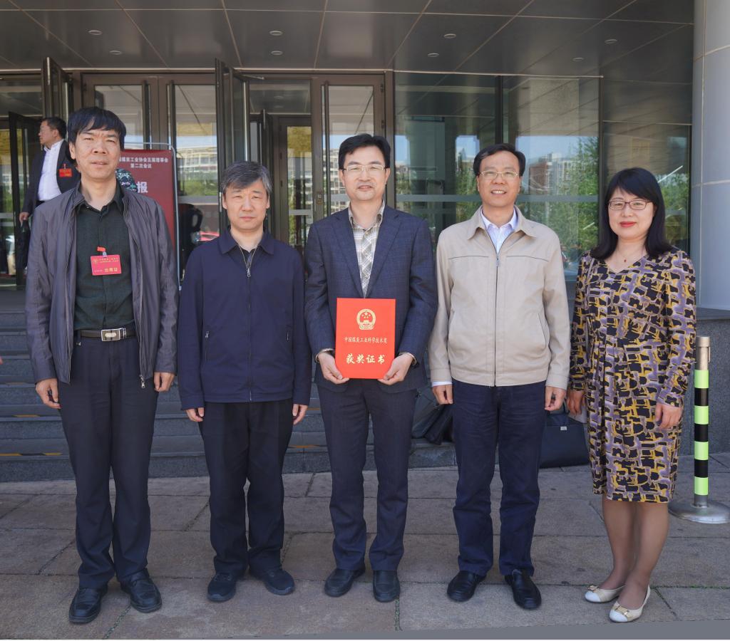 蒋林校长(左2)、王贵荣副校长(左4)和黄庆享教授(中)等亲切合影