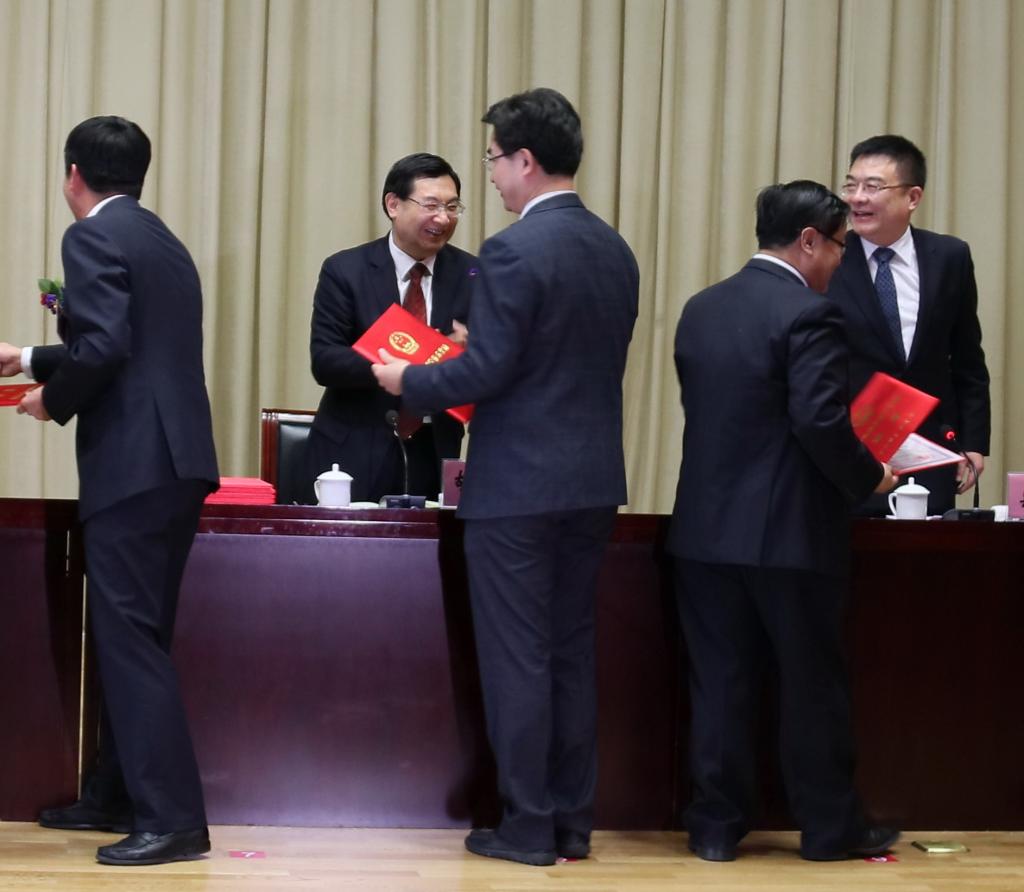 胡和平省长为黄庆享教授颁奖